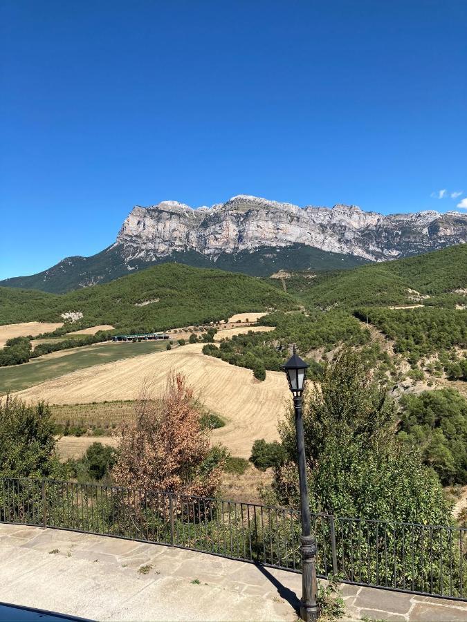 Vistas A La Montana En Un Pueblo Con Encanto. El Pueyo de Araguas Bagian luar foto