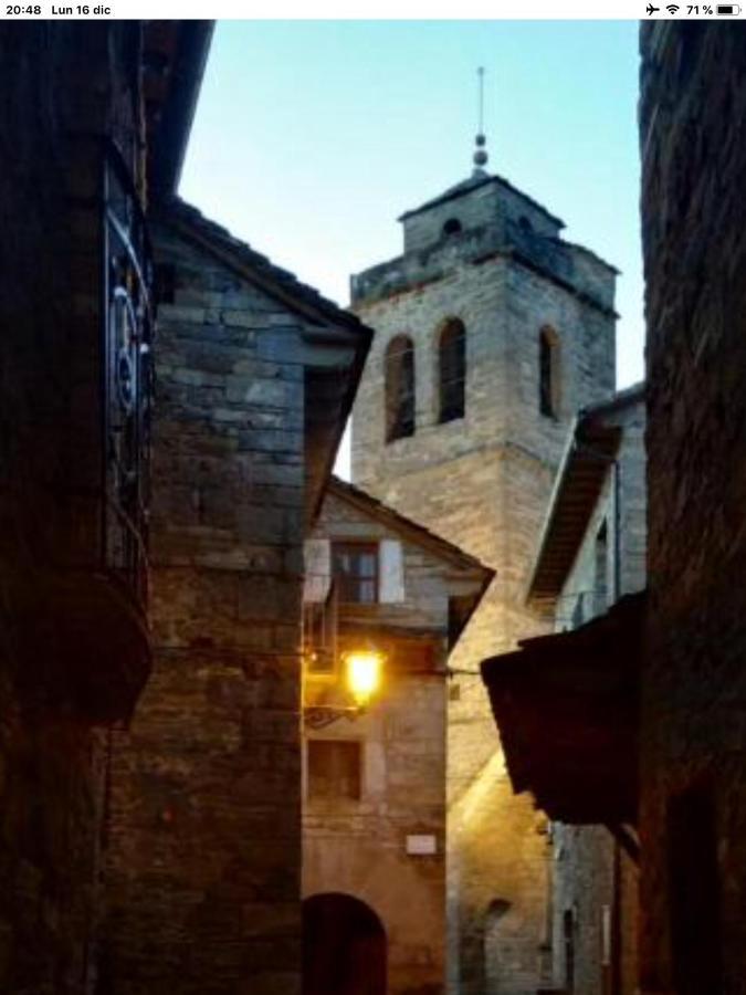 Vistas A La Montana En Un Pueblo Con Encanto. El Pueyo de Araguas Bagian luar foto