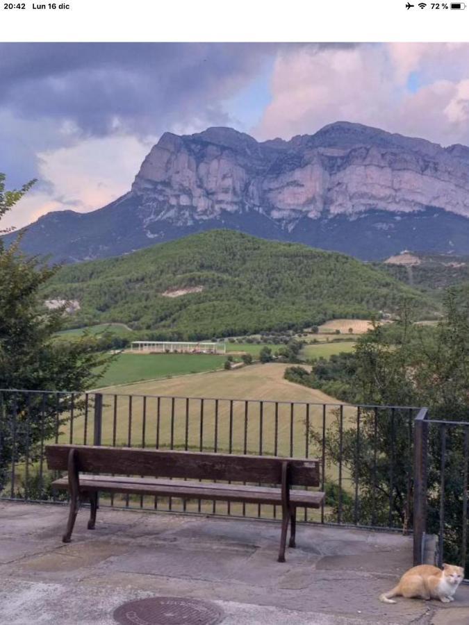 Vistas A La Montana En Un Pueblo Con Encanto. El Pueyo de Araguas Bagian luar foto