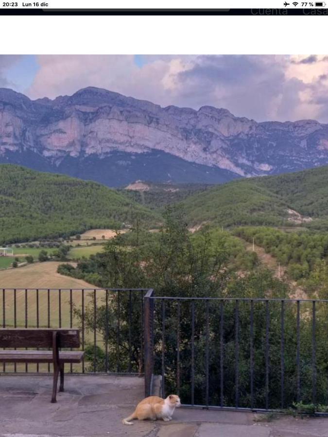 Vistas A La Montana En Un Pueblo Con Encanto. El Pueyo de Araguas Bagian luar foto