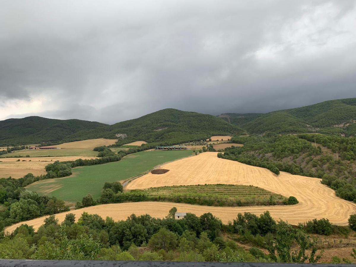 Vistas A La Montana En Un Pueblo Con Encanto. El Pueyo de Araguas Bagian luar foto
