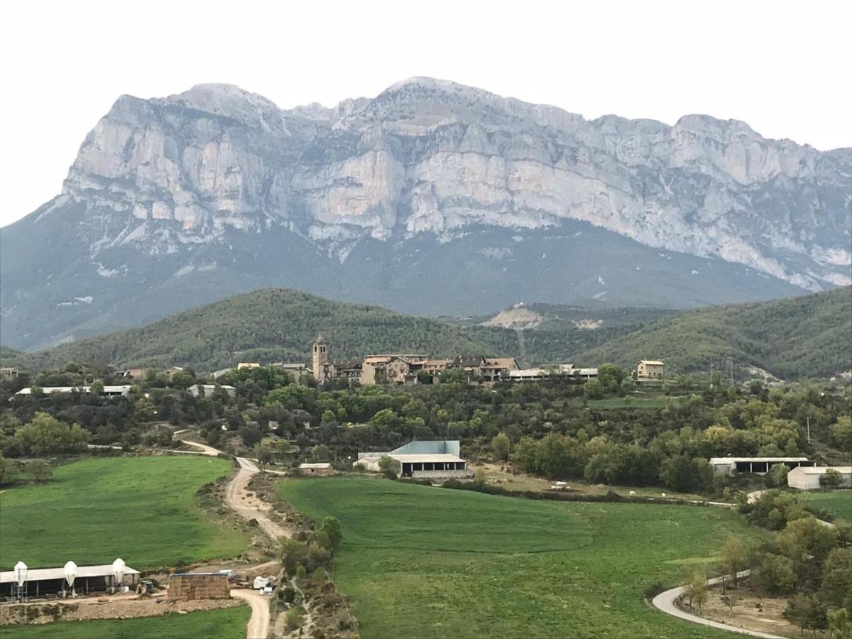 Vistas A La Montana En Un Pueblo Con Encanto. El Pueyo de Araguas Bagian luar foto