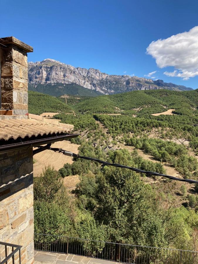 Vistas A La Montana En Un Pueblo Con Encanto. El Pueyo de Araguas Bagian luar foto