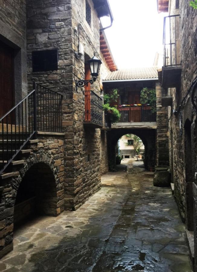 Vistas A La Montana En Un Pueblo Con Encanto. El Pueyo de Araguas Bagian luar foto